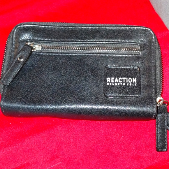 Kenneth Cole Reaction Wallet - Picture 1 of 4